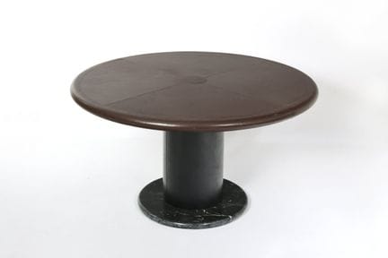 Tavolo rotondo con piano rivestito in pelle marron