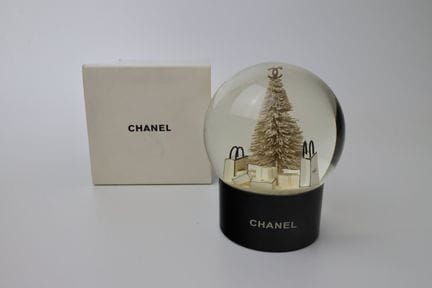 Chanel, boule à neige renfermant un sapin et des c