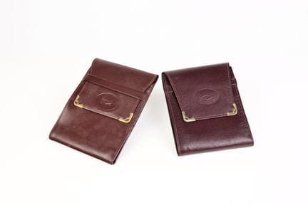 Cartier, 2 porte-cartes en cuir bordeaux et métal 