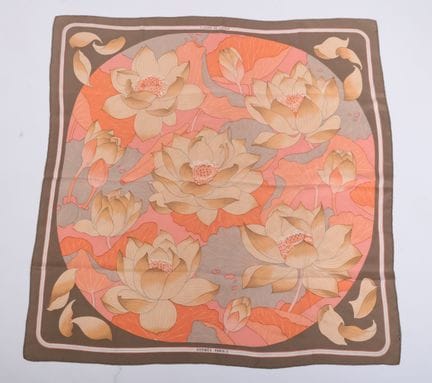 Hermès, carré de soie Fleurs de lotus par Christia