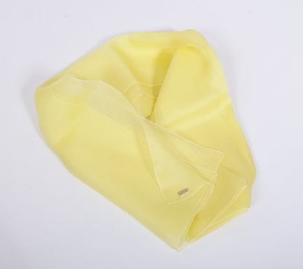 Paule Ka, étole en organza jaune, signée, 225 x 65