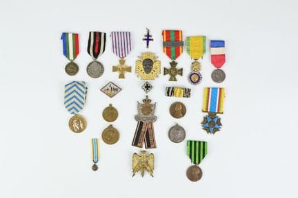 Ensemble de médailles décorations comprenant 21 pi