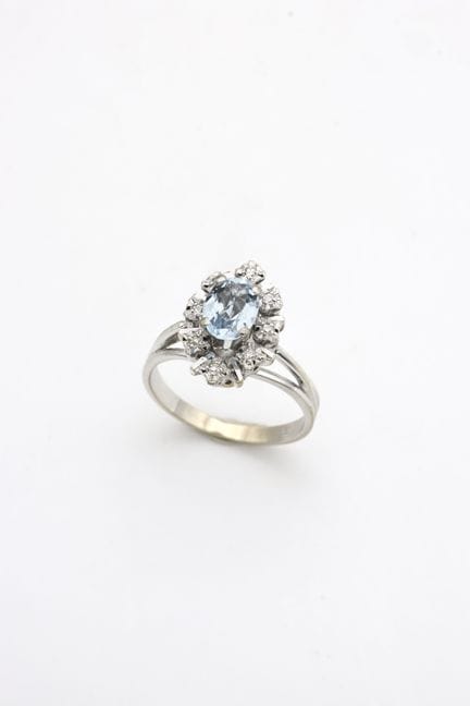 Marquise-Ring aus Weißgold (750) mit einem ovalen 