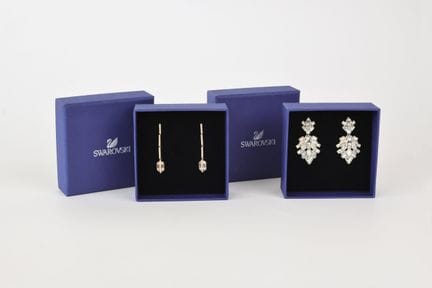 Swarovski, zwei Paar Ohrringe aus Metall mit Stras