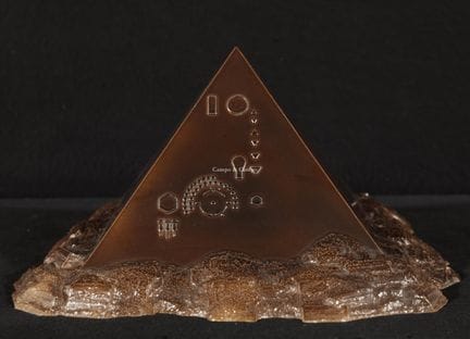 范·霍伊唐克·帕特里克 1959-1984  -  《金字塔》  陶器·法兰西陶  签名  14 ×
