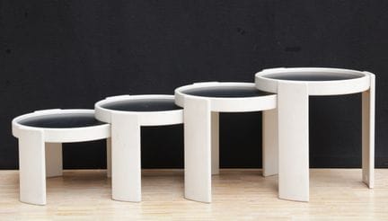 -  四张可堆叠的边桌，由阿马德奥之子（figlio di Ammadeo）为卡西纳（Cassina