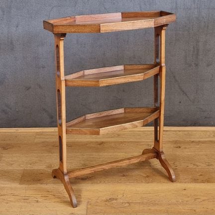 TAVOLINO PORTAOGGETTI con un ripiano ottagonale e 