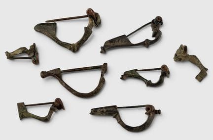 EIGHT FIBULAE. Bronze. Roman art. 2nd–4th centurie