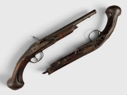 COPPIA DI PISTOLE A PIAGGIA.
Cannoni rotondi cesel