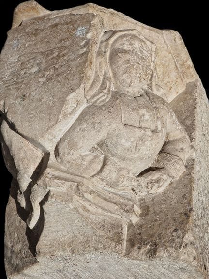 CULOT aus gemeißeltem Kalkstein, das die Büste ein
