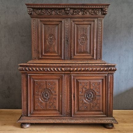 CREDENZA A DUE CORPI con parte superiore arretrata
