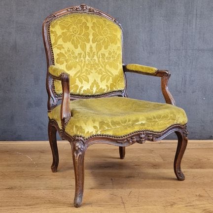POLTRONA con schienale piatto e decorato in stile 