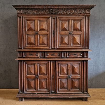 17th-century high sideboard in marbled walnut with