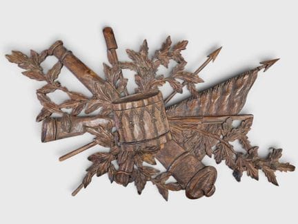GROSSES FLACHRELIEF IN FORM EINER MILITÄRTROPHÄE i