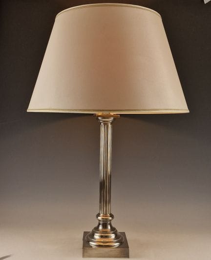LAMPADA ELETTRICA in stile neoclassico-moderno, in