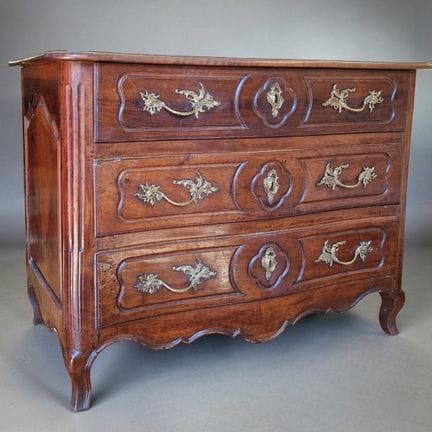 18th-century chest of drawers with a slightly curv