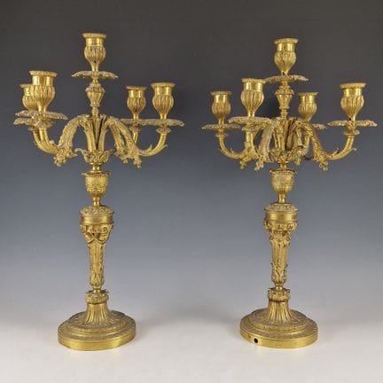 COPPIA DI CANDELABRI A CINQUE LUMI, DI CUI UNO CEN