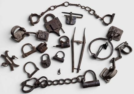 SET DI 14 STRUMENTI DI CONTENZIONE comprendente 
-