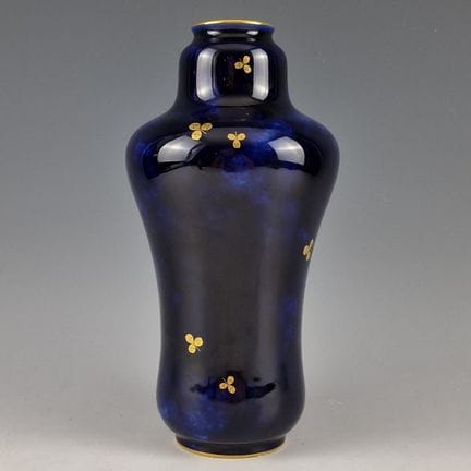 SEVRES
VASE RENFLE 
Porcelaine émaillée dit gros b