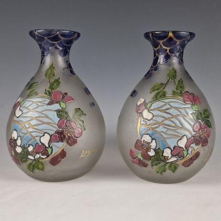 LEGRAS 
PAIRE DE VASES aux fleurs 
Verre givré à d