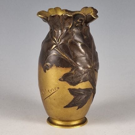 Eugène LELIEVRE (1856-1945) 
VASE MINIATURE aux fe