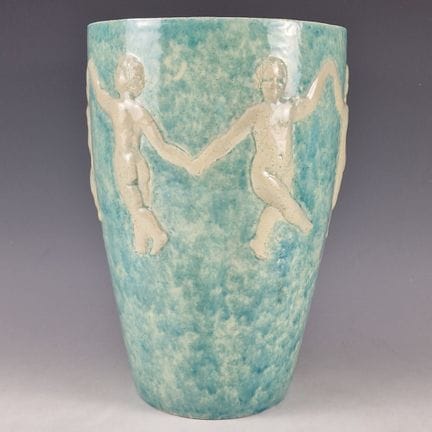 TRAVAIL ART NOUVEAU 
GRAND VASE à décor en relief 