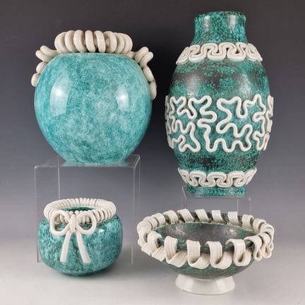 SAINTE-RADEGONDE 
Ensemble de TROIS VASES ET UNE C