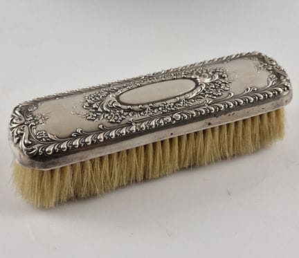 CEPILLO PARA TRAJE con montura de plata de ley — E