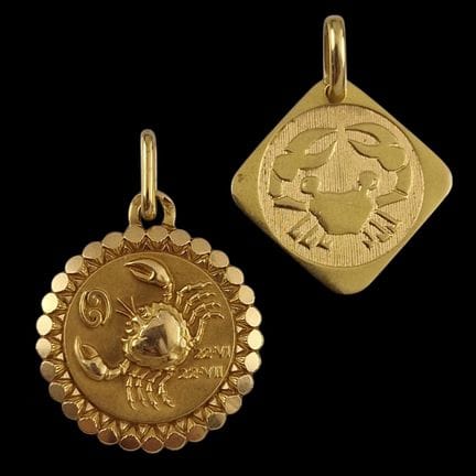 两枚20世纪后半叶的750金吊坠，饰有巨蟹座星座图案
总重：4.6克
直径：2厘米