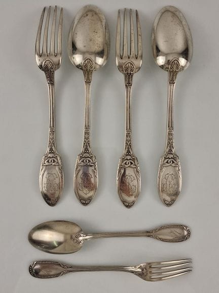 PAR DE CUCHARAS DE MESA con la pala grabada con el