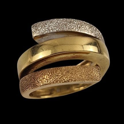 ANILLO VOLUTA moderno de oro de tres tonos, 750 mi