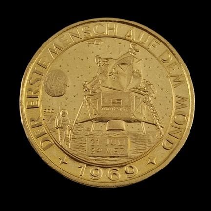 登月纪念章 约1969年 900千分之一纯度黄金
重7克
直径24毫米