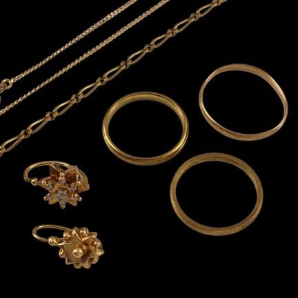 SIETE JOYAS O ELEMENTOS DE JOYERÍA de oro de 750 m
