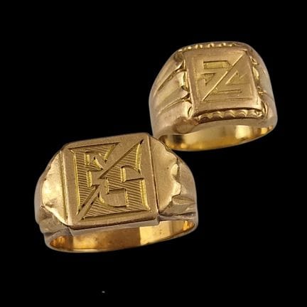 两枚20世纪后半叶的750纯金指环，刻有姓名首字母
总重：12克
尺寸：62和50
（有磨损和磕碰痕