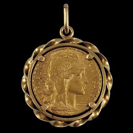 20世纪中叶750千分之一黄K金吊坠，饰有绳索纹样，镶嵌一枚1912年法国20法郎金质公鸡图案金币
