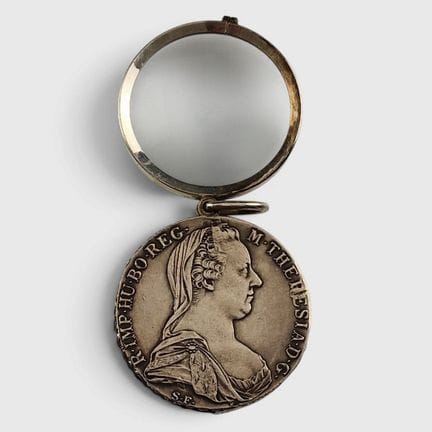LUPA de principios del siglo XX oculta en una mone