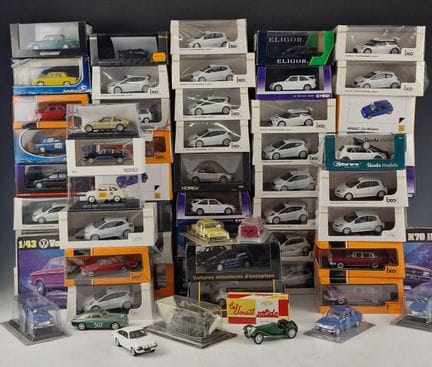 CONJUNTO DE 76 COCHES EN MINIATURA sin pegatinas, 