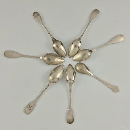 SEIS CUCHARAS DE TÉ Y UNA CUCHARA PARA HUEVOS, sin