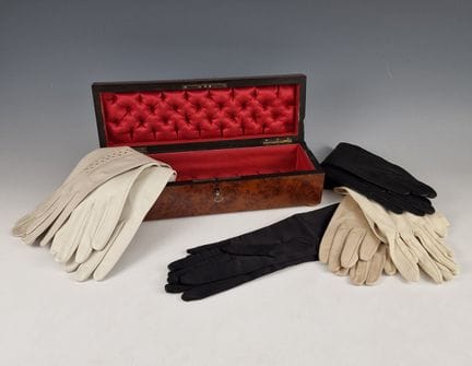 CAJA DE GUANTES de la segunda mitad del siglo XIX,