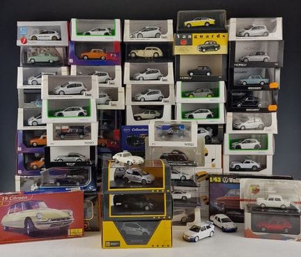 CONJUNTO DE 76 COCHES EN MINIATURA sin pegatinas, 