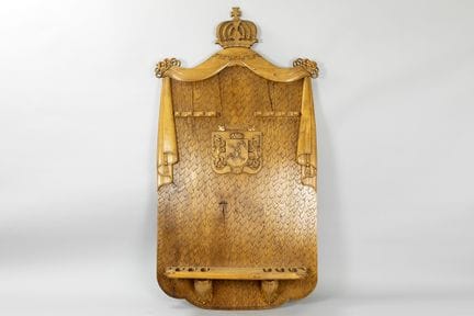 „Antikes“ Gewehrregal aus Eiche mit dem Wappen von