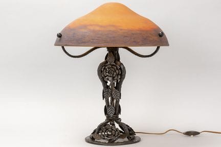 Art-Déco-Lampe mit einem reich verzierten Sockel a