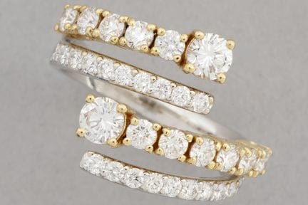 Bague proposant une réinterprétation moderne du mo