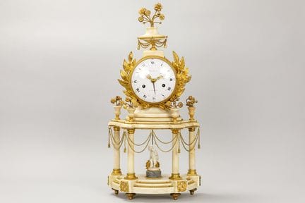 Reloj neoclásico con pórtico de finales del siglo 