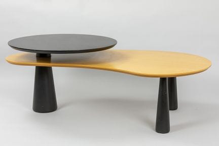Design-Couchtisch aus teilweise bemaltem Holz mit 