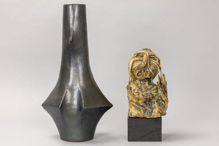 due pezzi di ceramica moderna: un vaso e una scult