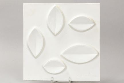 杰基·德·梅耶（DE MAEYER JACKY，生于1938年）
杰基·德·梅耶在素烧瓷雕塑上签名
