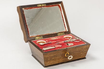 Set da cucito del XIX secolo in argento e madreper