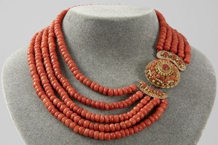 Collana d'epoca con cinque file di perline di cora