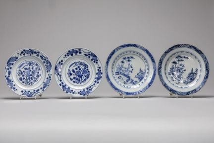 两对18世纪中国蓝白花卉纹盘

拍品（4）：两对18世纪中国蓝白花卉纹盘  -  直径：21.4和2